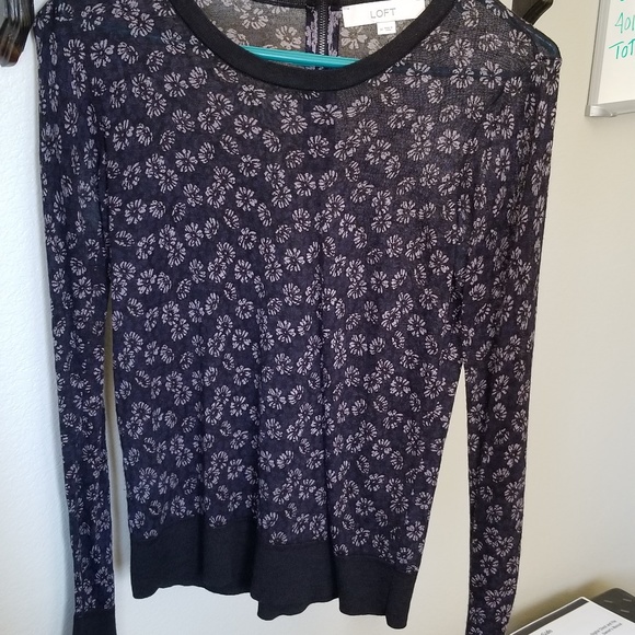 Dressy long sleeeve, light weight, knit top.  EUC - Picture 2 of 7